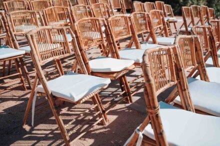 Sillas de bambú con cojines blancos preparadas al sol para la ceremonia en Hacienda Los Molinillos (Sevilla)