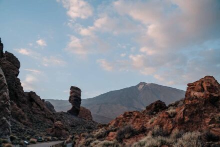 El Roque Cinchado y el pico del Teide bajo un cielo con nubes rosadas, con el sendero vacío