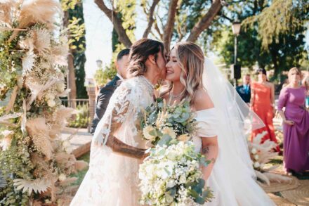 Lola Gallardo besa en la mejilla a Cristina al encontrarse en el altar, entre flores secas y pampas