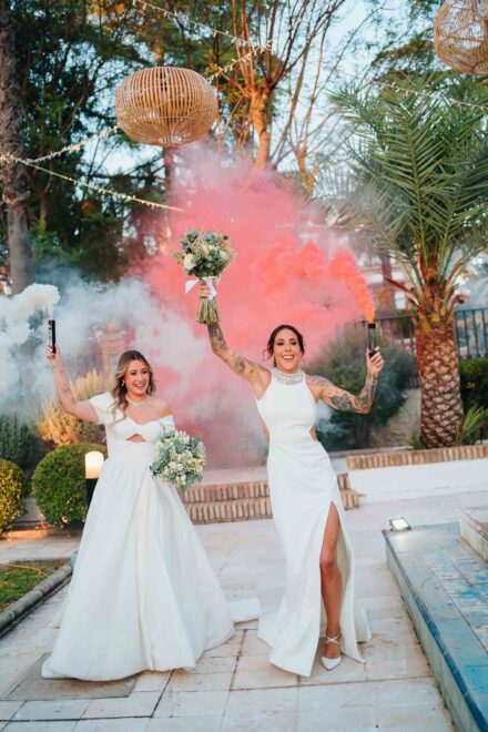 Lola Gallardo y Cristina entran al cóctel con bengalas de humo rojo y blanco, los colores del Atlético