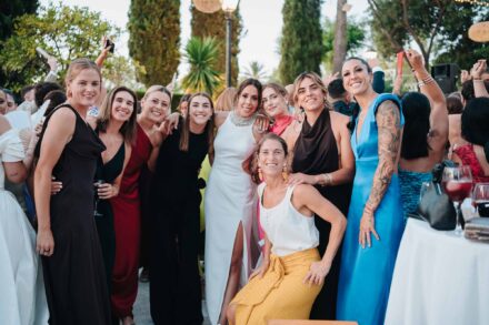 Las jugadoras de la selección española Alexia Putellas, Jennifer Hermoso e Irene Paredes posan con una de las novias