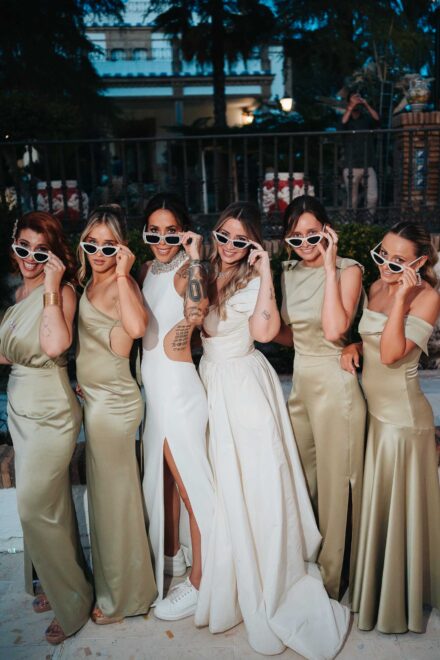 Las novias y cuatro invitadas de satén verde, entre ellas Andrea Medina, posan con gafas de sol blancas