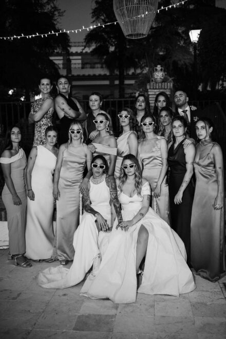 Lola Gallardo y Cristina, sentadas, posan con jugadoras del Atlético de Madrid femenino en Finca Al-Yamanah (Sevilla)