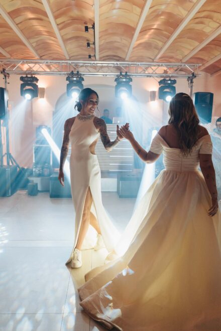 Lola Gallardo y Cristina se dan la mano en la pista de baile bajo los focos de luz azul