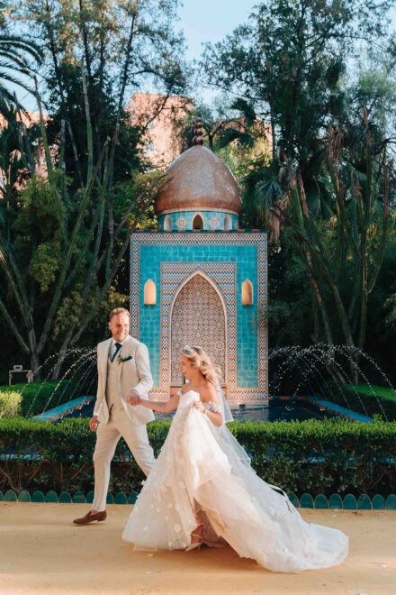 Wedding couple walking at Hacienda Villa Luisa in Seville