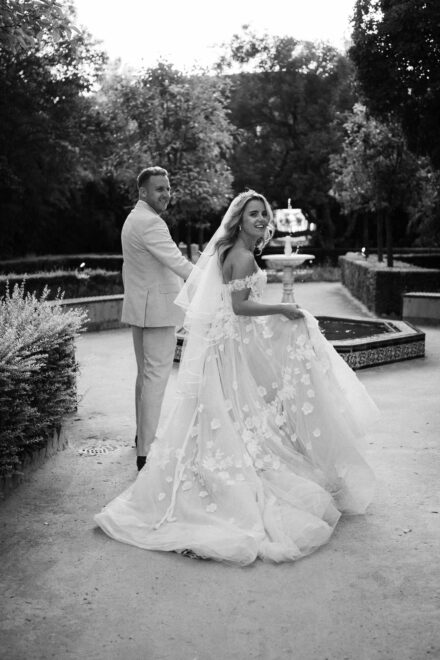 Wedding couple walking at Hacienda Villa Luisa in Seville