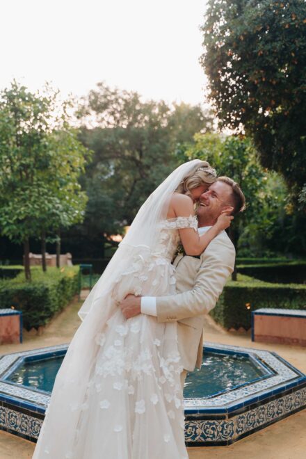Wedding couple walking at Hacienda Villa Luisa in Seville