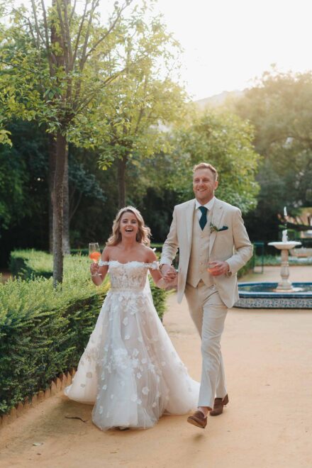 Wedding couple walking at Hacienda Villa Luisa in Seville