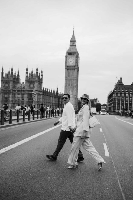 Los novios cruzan de la mano el puente de Westminster con el Big Ben detrás, en blanco y negro